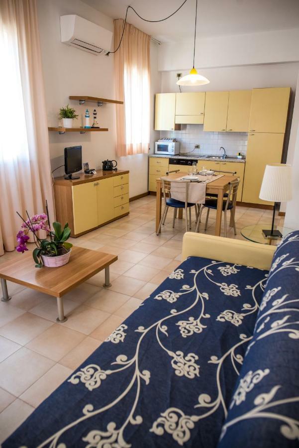 Riviera Residence มารินา ดิ เปียตราซันตา ภายนอก รูปภาพ